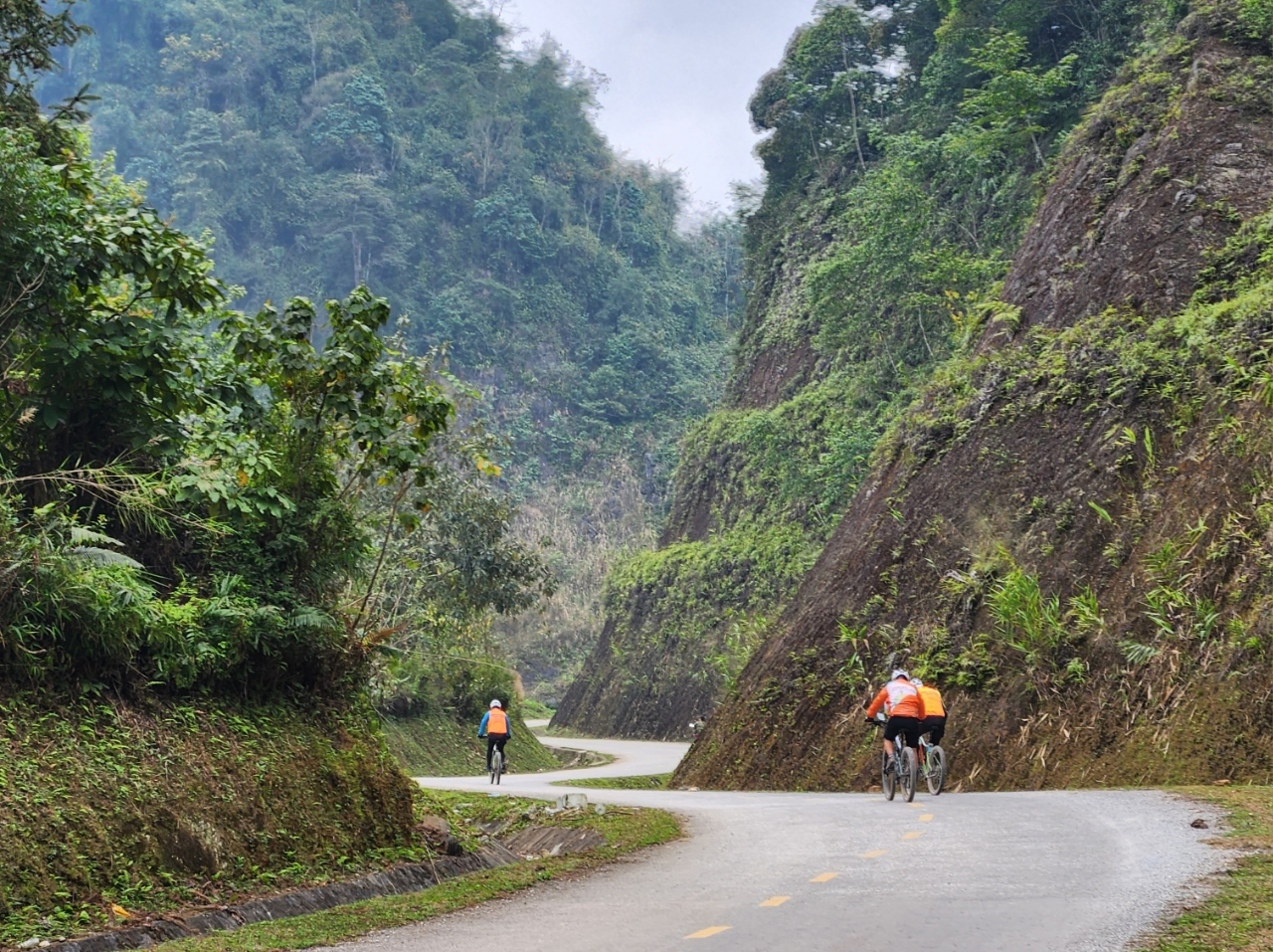 Northeast MTB Expedition – Conquer the Roads of Mong Cai, Cao Bang, and Ha Giang 15 Days